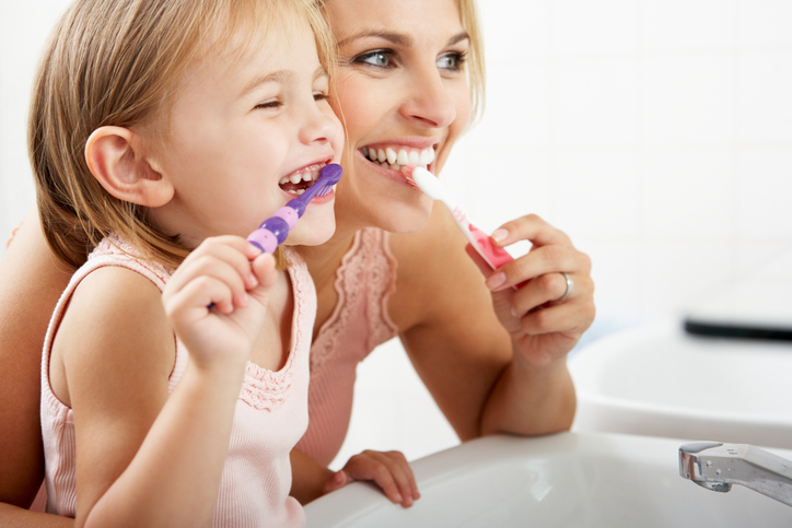 mama pomaga myć zęby dziecku - opieka stomataolsogoczna dla dzieci Poznań 